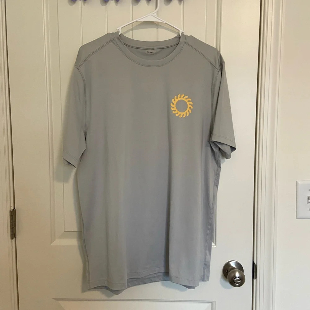 NWOT | Old Navy men’s light gray decal tshirt — large